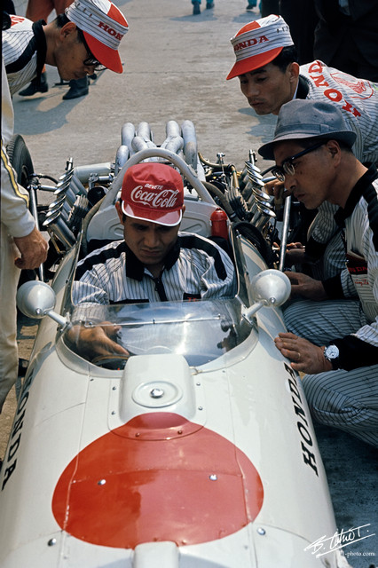 Honda-Engineers_1966_Italy_01_BC.jpg