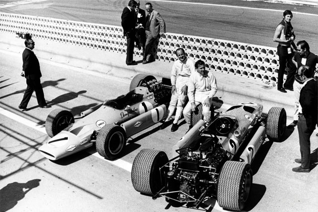 Mclaren-Hulme_1968_Spain_01_BC.jpg