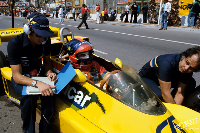 Fittipaldi_1977_LongBeach_01_BC.jpg