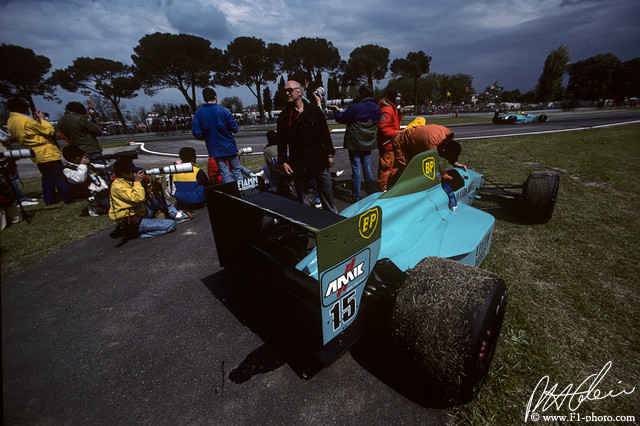 Gugelmin_1989_Imola_02_PHC.jpg