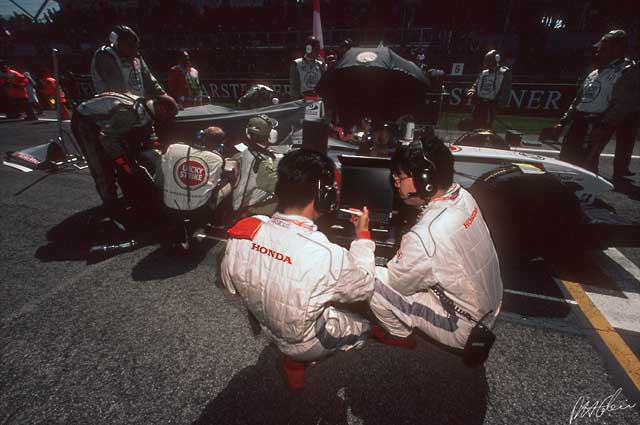 Villeneuve_2001_Imola_01_PHC.jpg