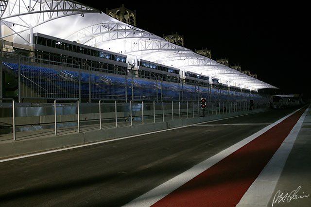 Pitlane_2004_Bahrain_01_PHC.jpg