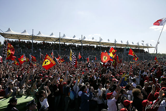 Tifosi_2004_Imola_01.jpg