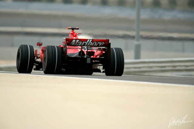 Raikkonen_2007_Bahrain_07_PHC.jpg