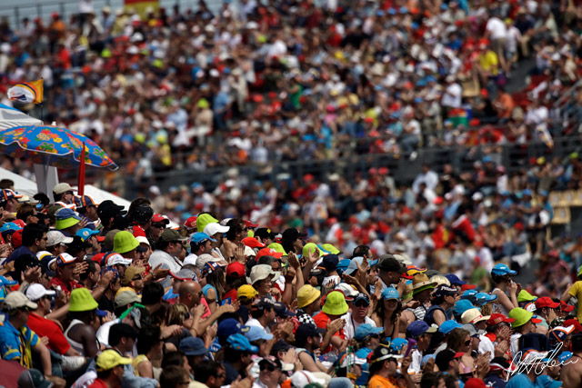 Alonso-fans_2008_Spain_01_PHC.jpg