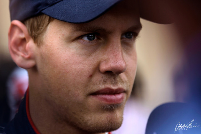 Vettel_2009_Bahrain_17_PHC.jpg