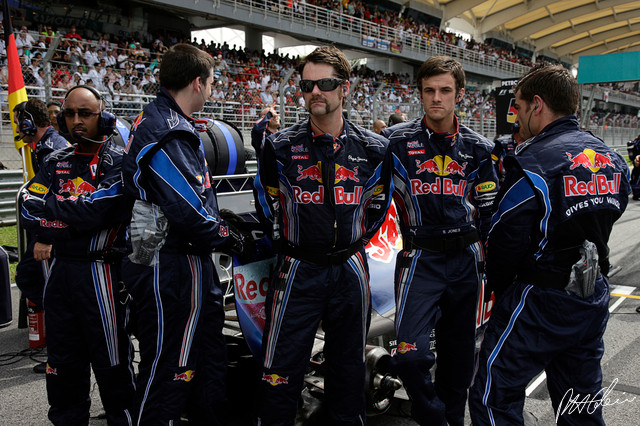 RedBull-mechanics_2010_Malaysia_01_PHC.jpg