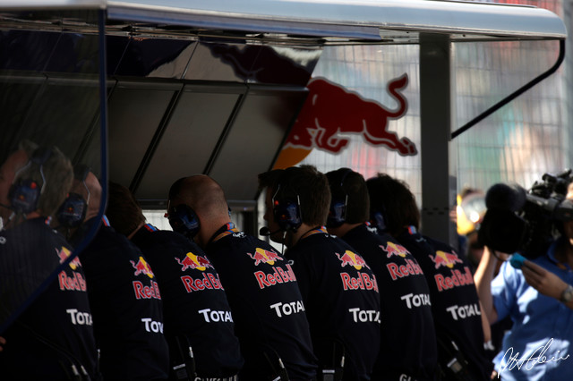 RedBull-engineers_2011_Canada_01_PHC.jpg