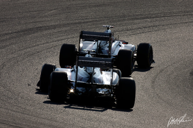 Barrichello-Maldonado_2011_Japan_02_PHC.jpg