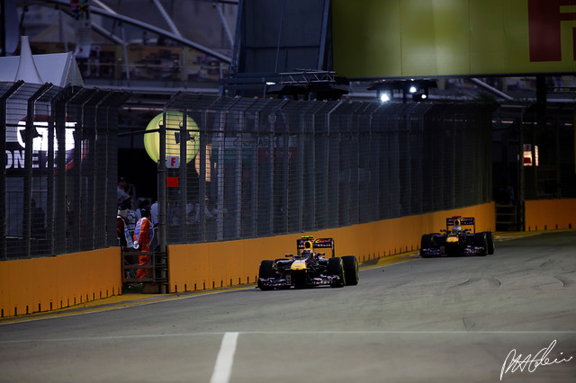 Webber-Vettel_2011_Singapore_01_PHC.jpg