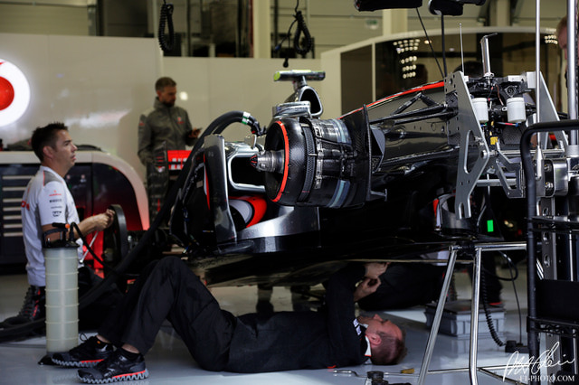 McLaren-garage_2012_England_01_PHC.jpg