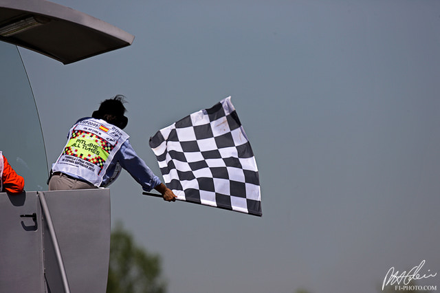 Checkered-flag_2012_Spain_01_PHC.jpg