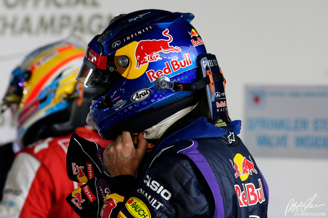 Vettel-Alonso_2013_Australia_01_PHC.jpg