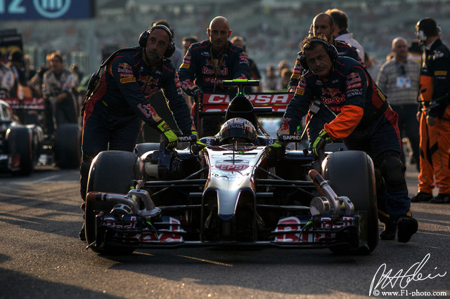 Kvyat_2014_AbuDhabi_08_PHC.jpg